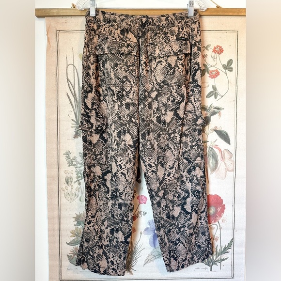 Sanctuary Lightweight Utility Reptile Snake Print Crop Pant Straight Leg Brown S - Picture 4 of 10